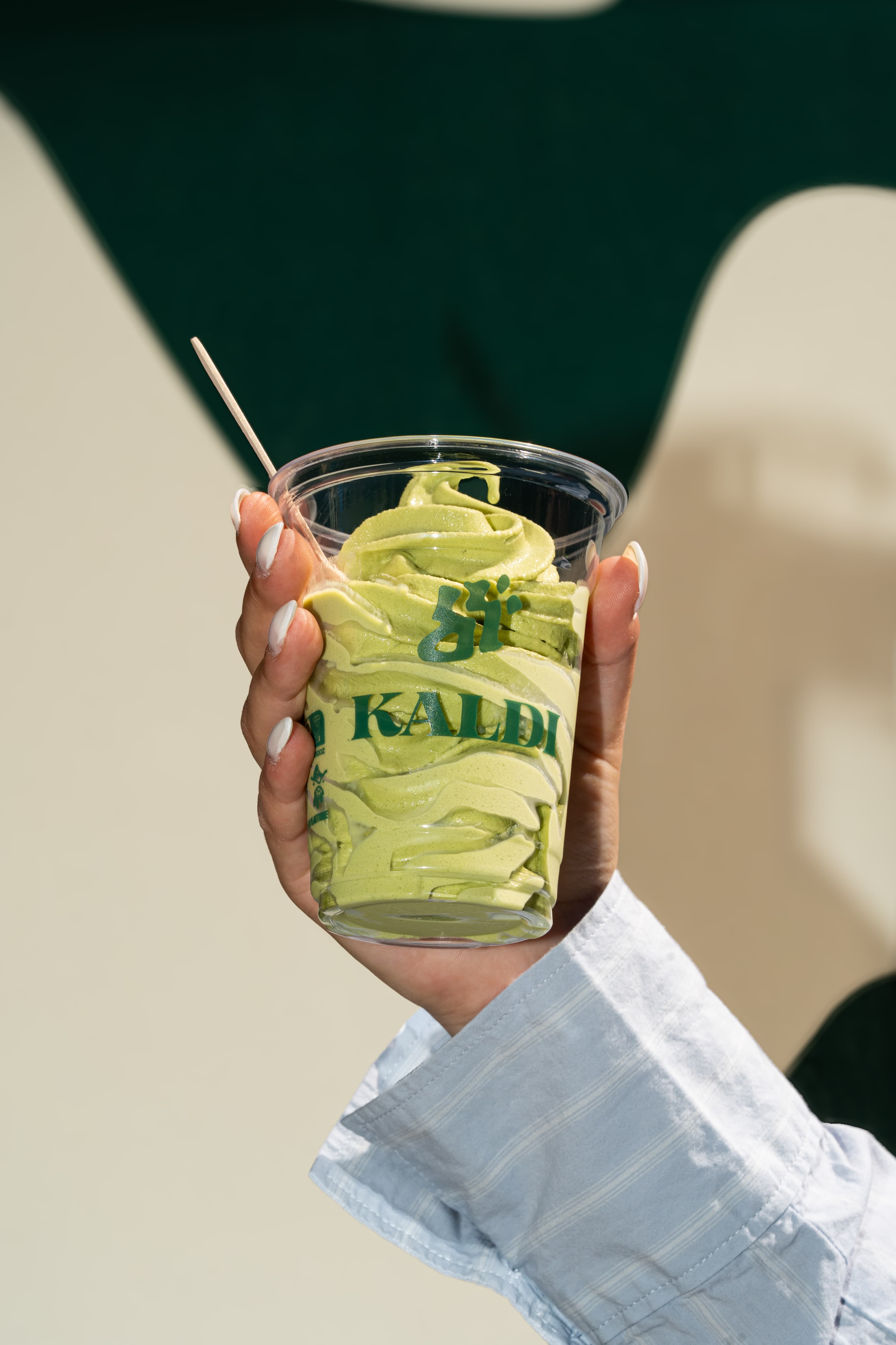 Matcha latte servi au café Kaldi